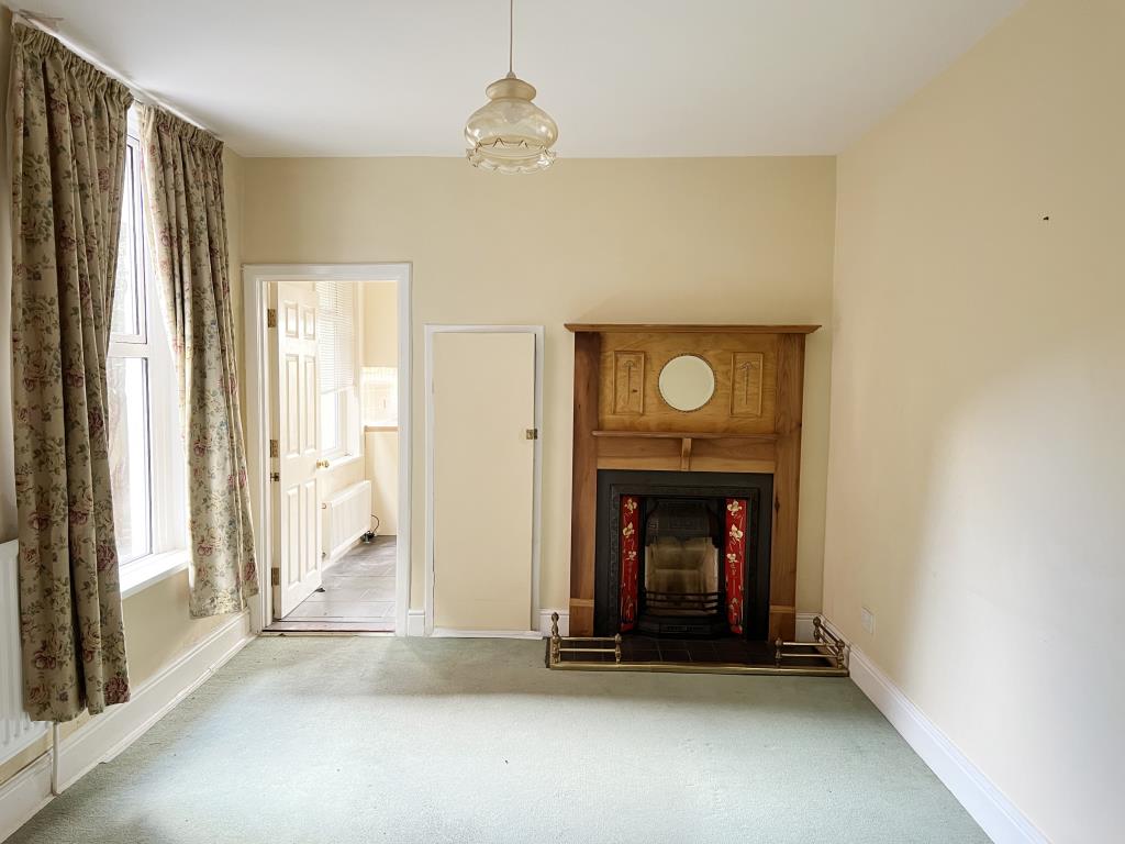 Lot: 146 - FIVE-BEDROOM HOUSE FOR INVESTMENT OR OCCUPATION - Smooth magnolia walls and fitted carpet
